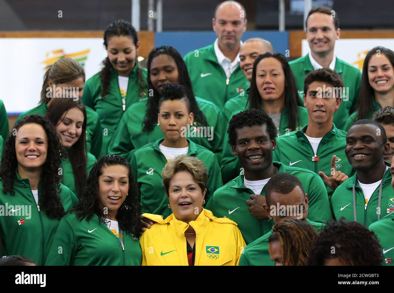 La présidente brésilienne Dilma Rousseff (C) présente une photo avec les athlètes olympiques brésiliens au centre sportif Crystal Palace de Londres, le 27 juillet 2012. Rousseff est en visite pour assister à la cérémonie d'ouverture des Jeux Olympiques de Londres 2012. REUTERS/Sergio Moraes (GRANDE-BRETAGNE - Tags: SPORT JEUX OLYMPIQUES POLITIQUE) Banque D'Images