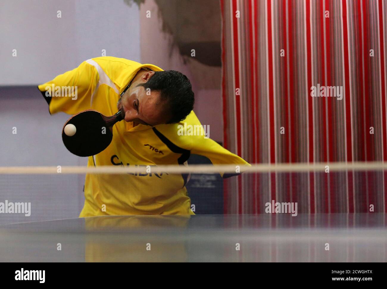 Le champion de tennis de table handicapé Ibrahim Hamato, 37 ans, participe  à une séance d'entraînement dans un club de Domiat, au nord-est du Caire,  le 28 septembre 2014. Ayant perdu les