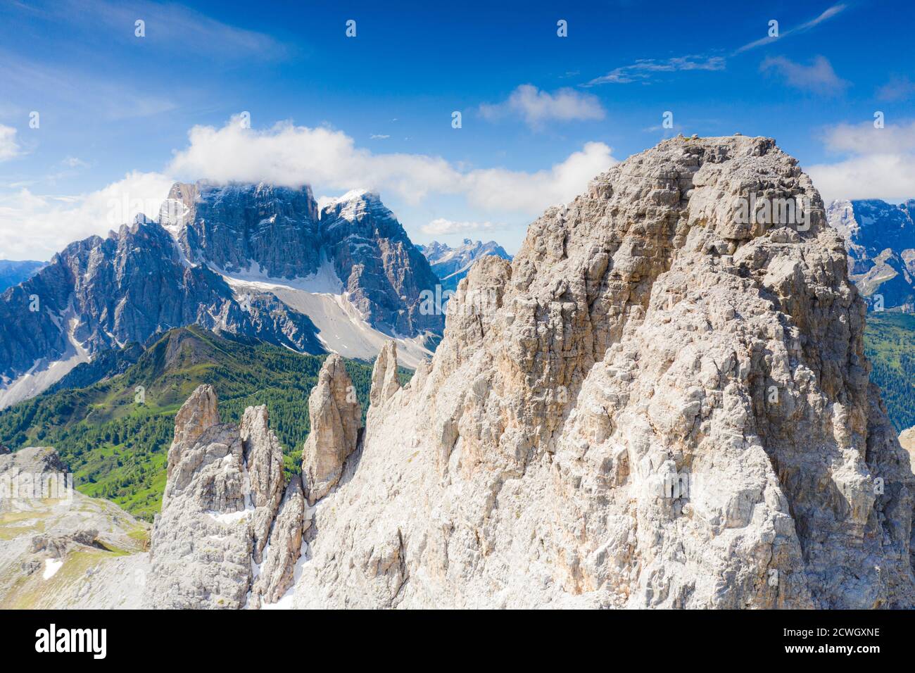 Soleil sur les sommets rocheux de Becco di Mezzodi et Monte Pelmo, vue aérienne, Dolomites d'Ampezzo, province de Belluno, Vénétie, Italie Banque D'Images