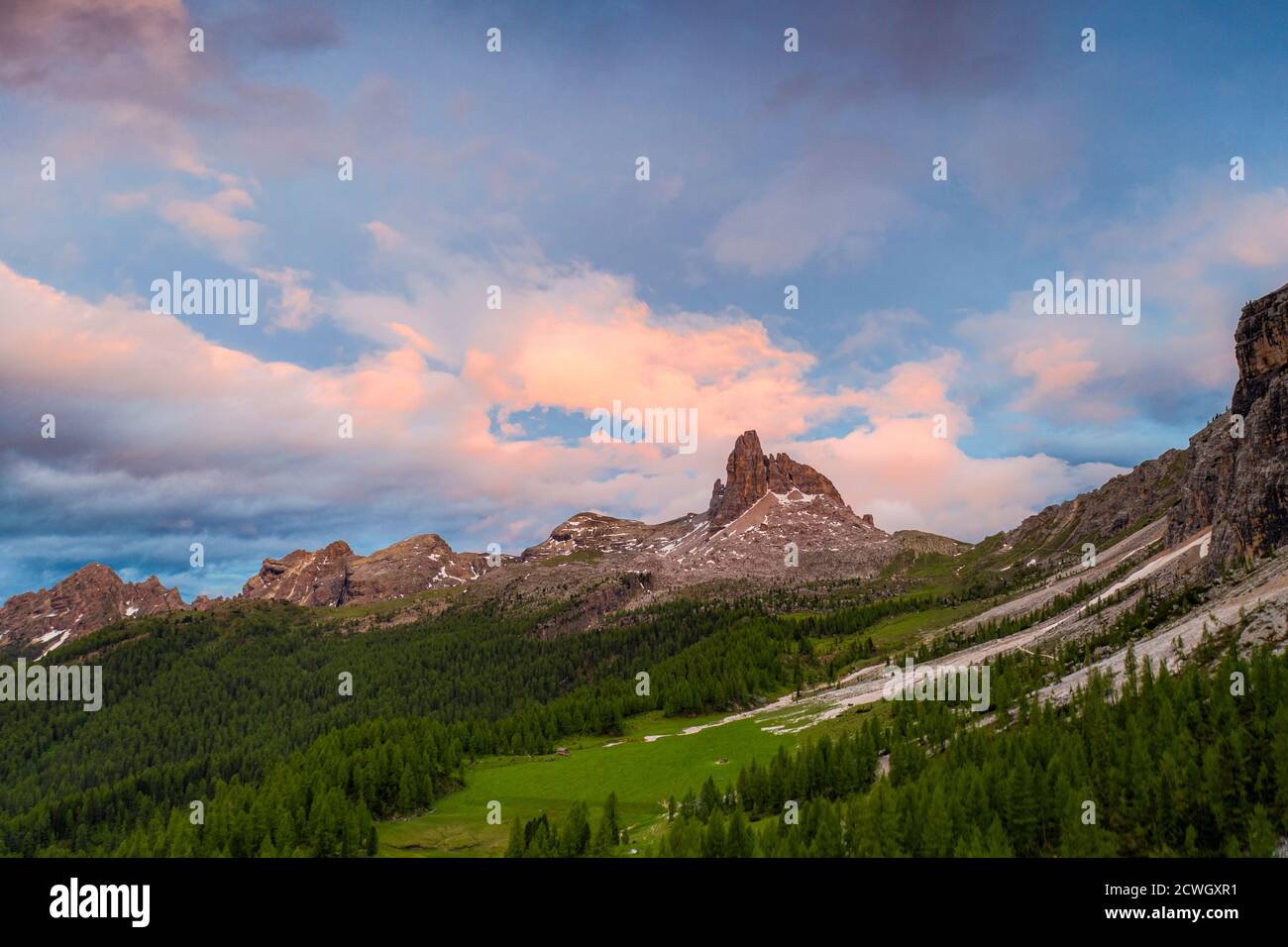 Coucher de soleil sur le pic rocheux de Becco di Mezzodi et les bois environnants en été, Dolomites d'Ampezzo, province de Belluno, Vénétie, Italie Banque D'Images
