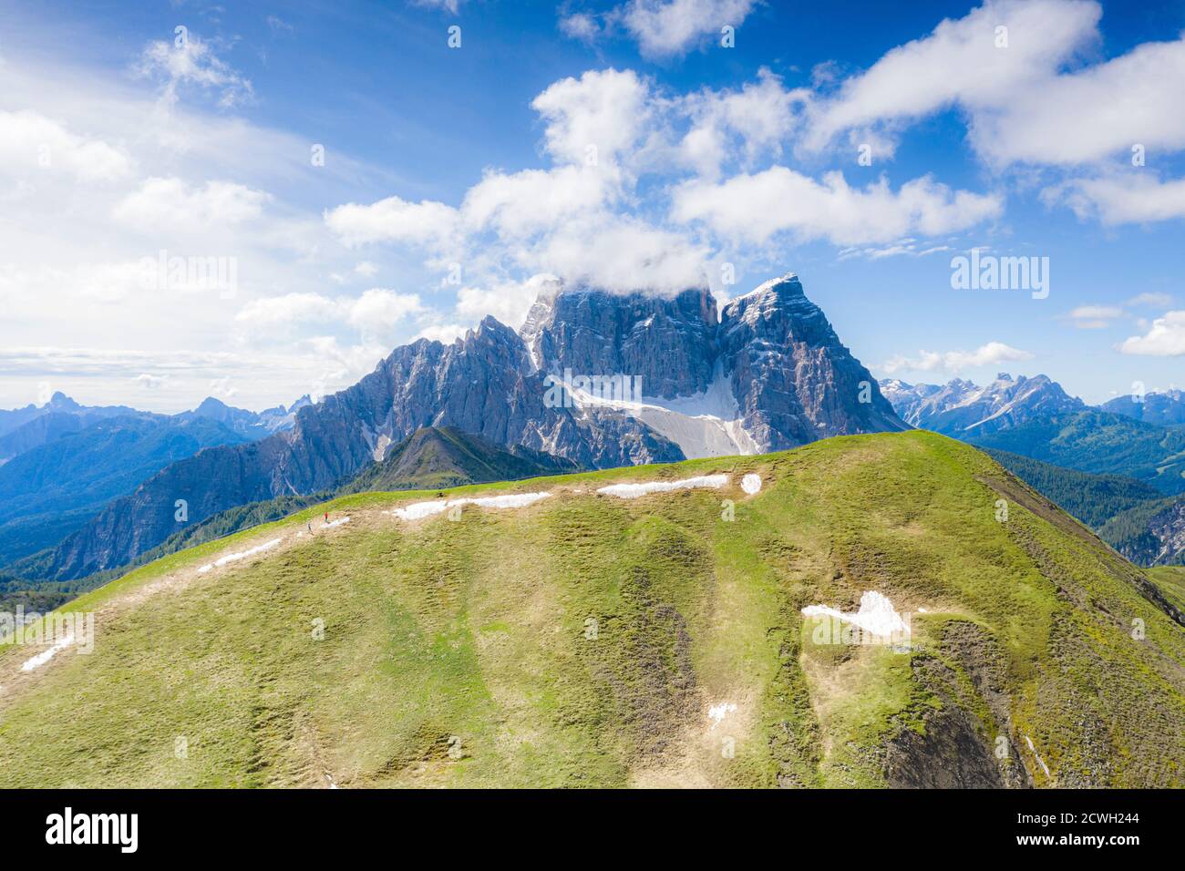 Herbe couvrant la montagne du Col Duro avec Monte Pelmo en arrière-plan, vue aérienne, Dolomites, province de Belluno, Vénétie, Italie Banque D'Images