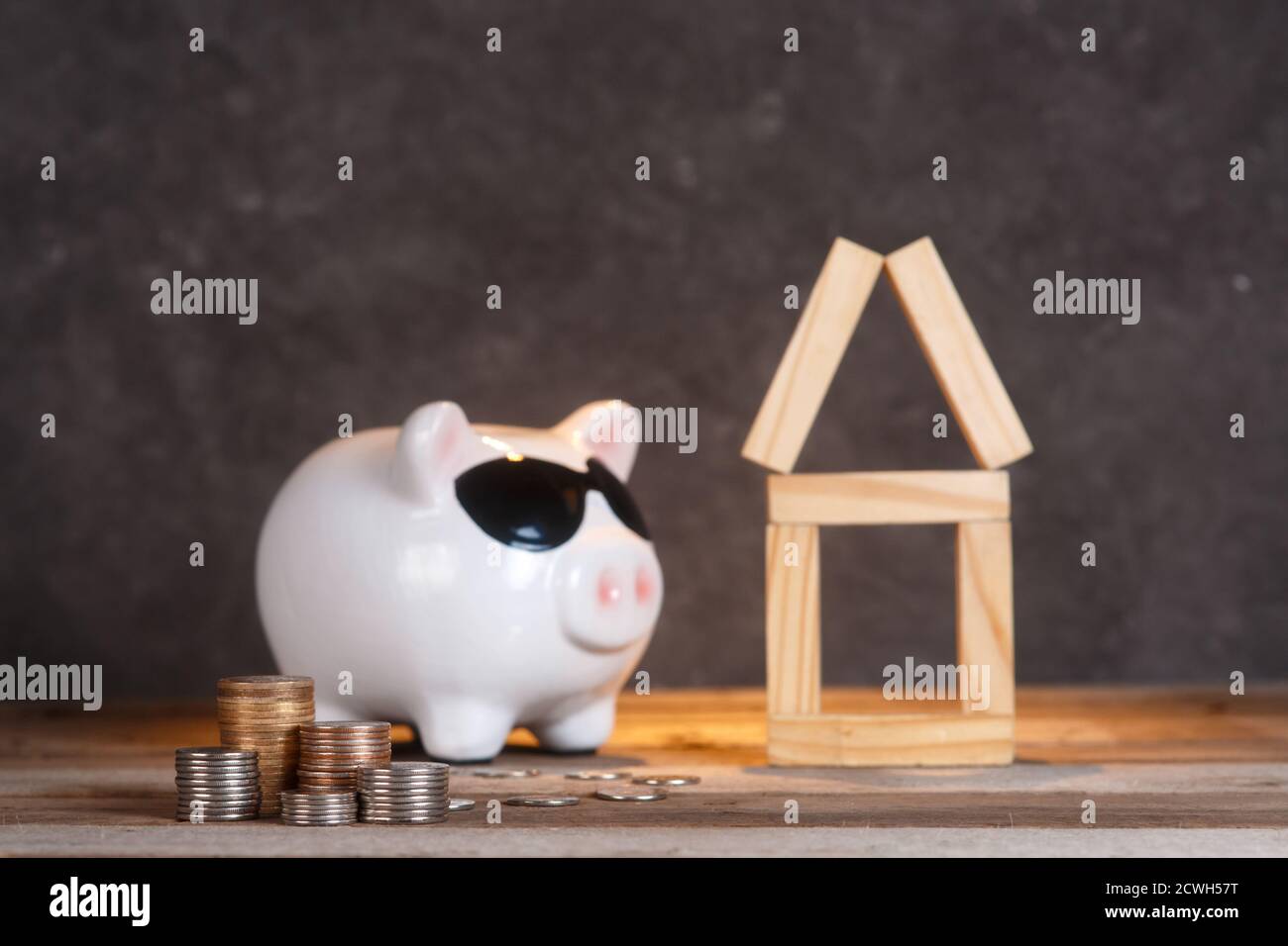 montée sur le marché immobilier. banque de piggy avec pièces Banque D'Images