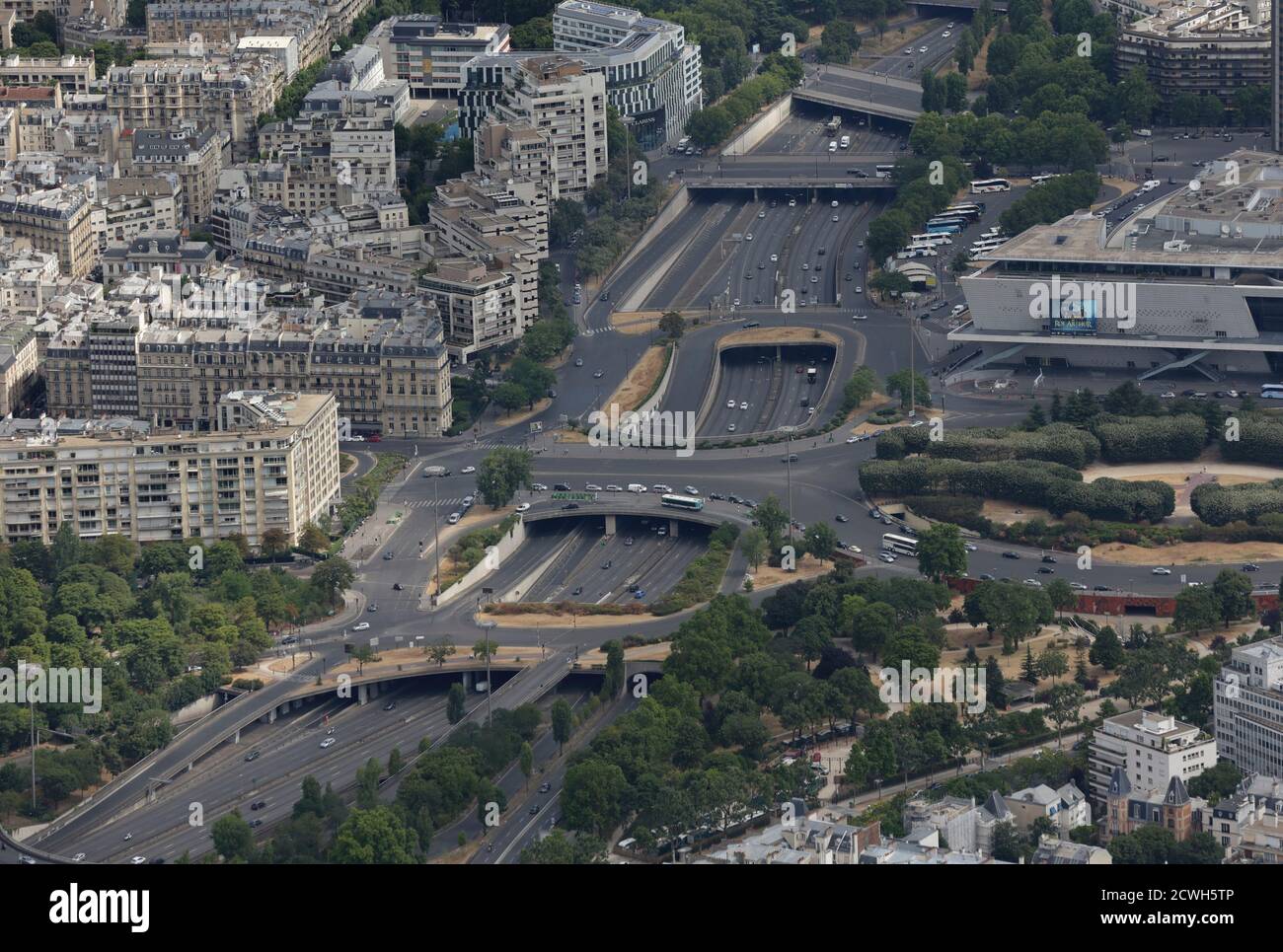 Une vue aérienne montre le périphérique de Paris à la porte Maillot,  France, le 14 juillet 2015. REUTERS/Philippe Wojazer Photo Stock - Alamy