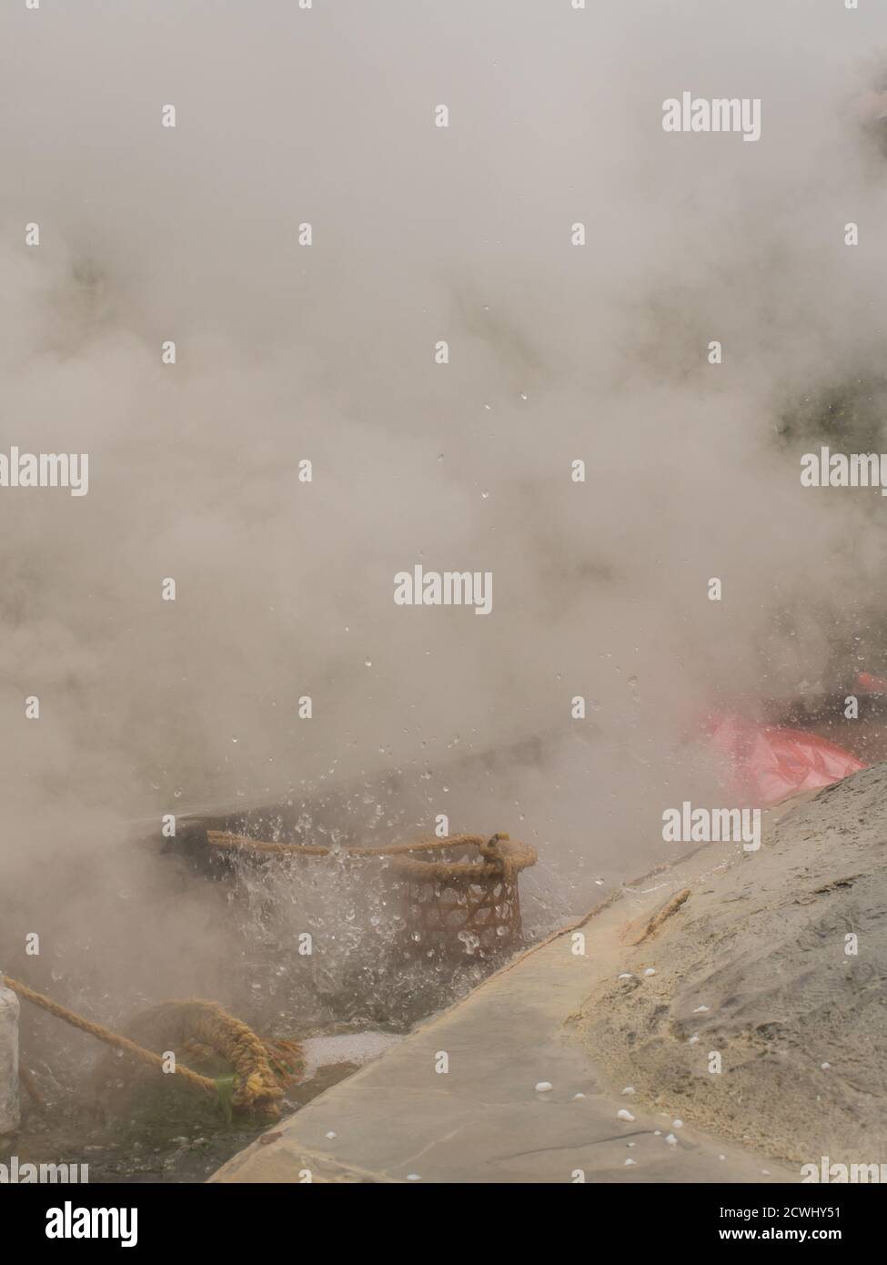 La cuisson des œufs et des légumes dans l'eau de sources thermales de montagne Taiping à Taiwan Banque D'Images