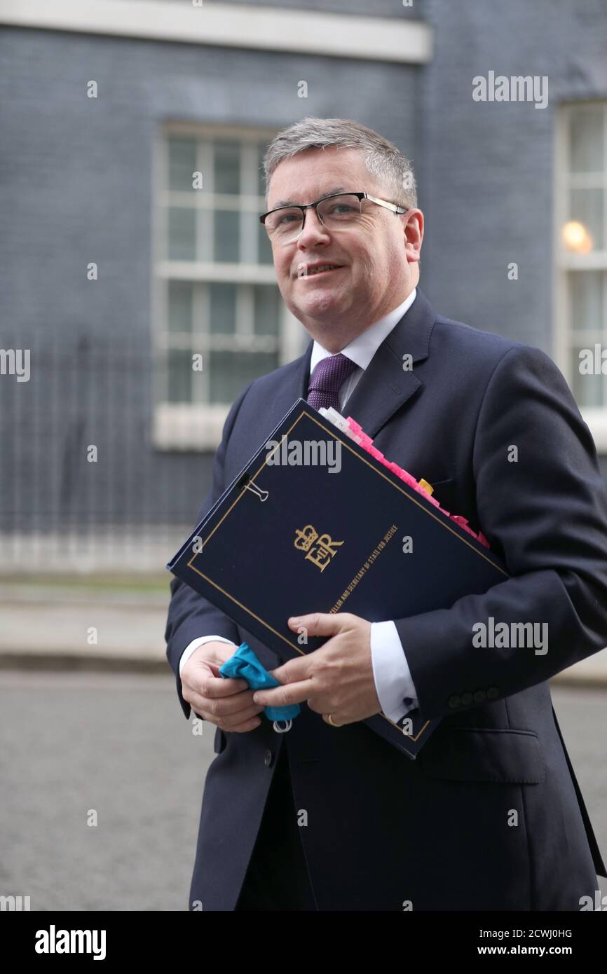 Le secrétaire à la Justice Robert Buckland arrive à Downing Street, Londres, avant une réunion du Cabinet au Bureau des Affaires étrangères et du Commonwealth. Banque D'Images