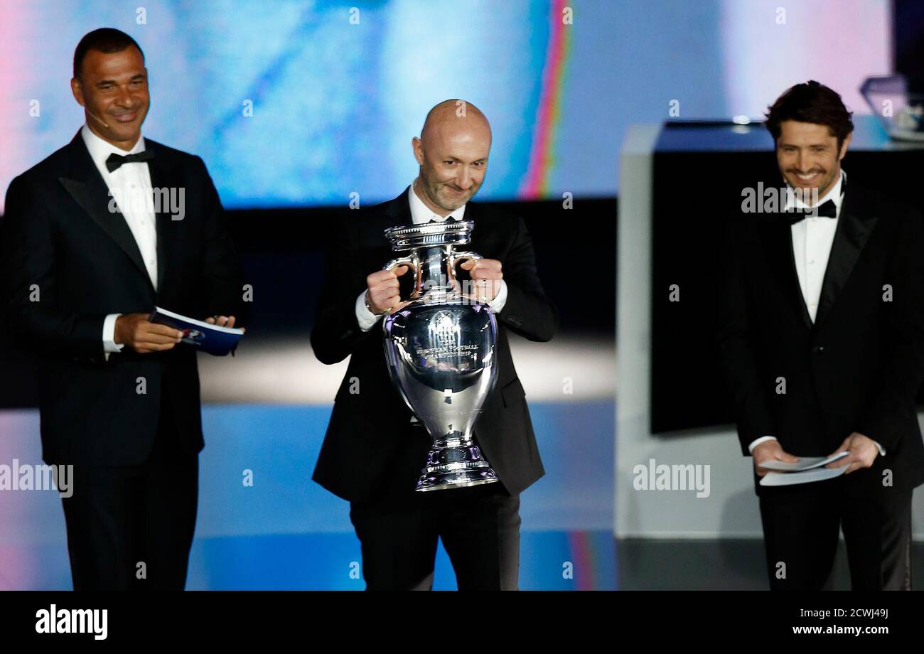 L'ancien joueur de football français Fabien Barthez (C) a remporté le trophée de l'Euro 2016 entouré des anciens joueurs de football Ruud Gullit des pays-Bas (L) et Bixente Lizarazu de France (R) avant le tirage au sort de qualification de l'UEFA Euro 2016 à Nice en février 23, 2014 l'Euro 2016 de l'UEFA se tiendra en France du 10 juin au 10 juillet 2016. REUTERS/Jean-Paul Pelissier (FRANCE - Tags: SPORT FOOTBALL) Banque D'Images