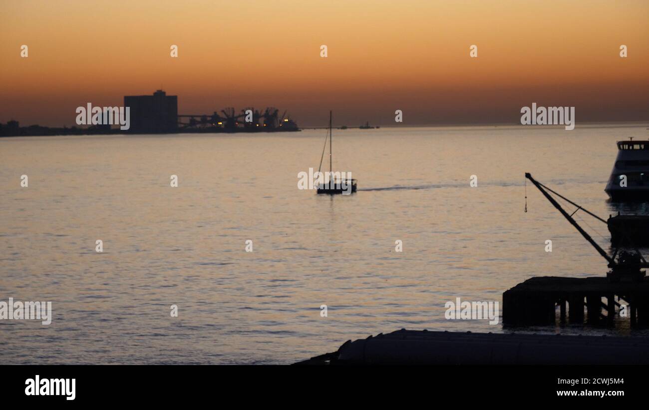 Bateau flottant au beau coucher du soleil. Banque D'Images