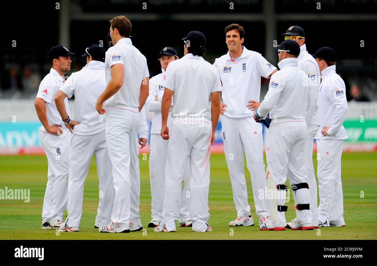 England's Steven Finn (4th R) and his teammates group together after the dismissal of Sri Lanka's Mahela Jayawardene during the second test cricket match at Lord's Cricket Ground in London June 6, 2011. REUTERS/Philip Brown (BRITAIN - Tags: SPORT CRICKET) Banque D'Images