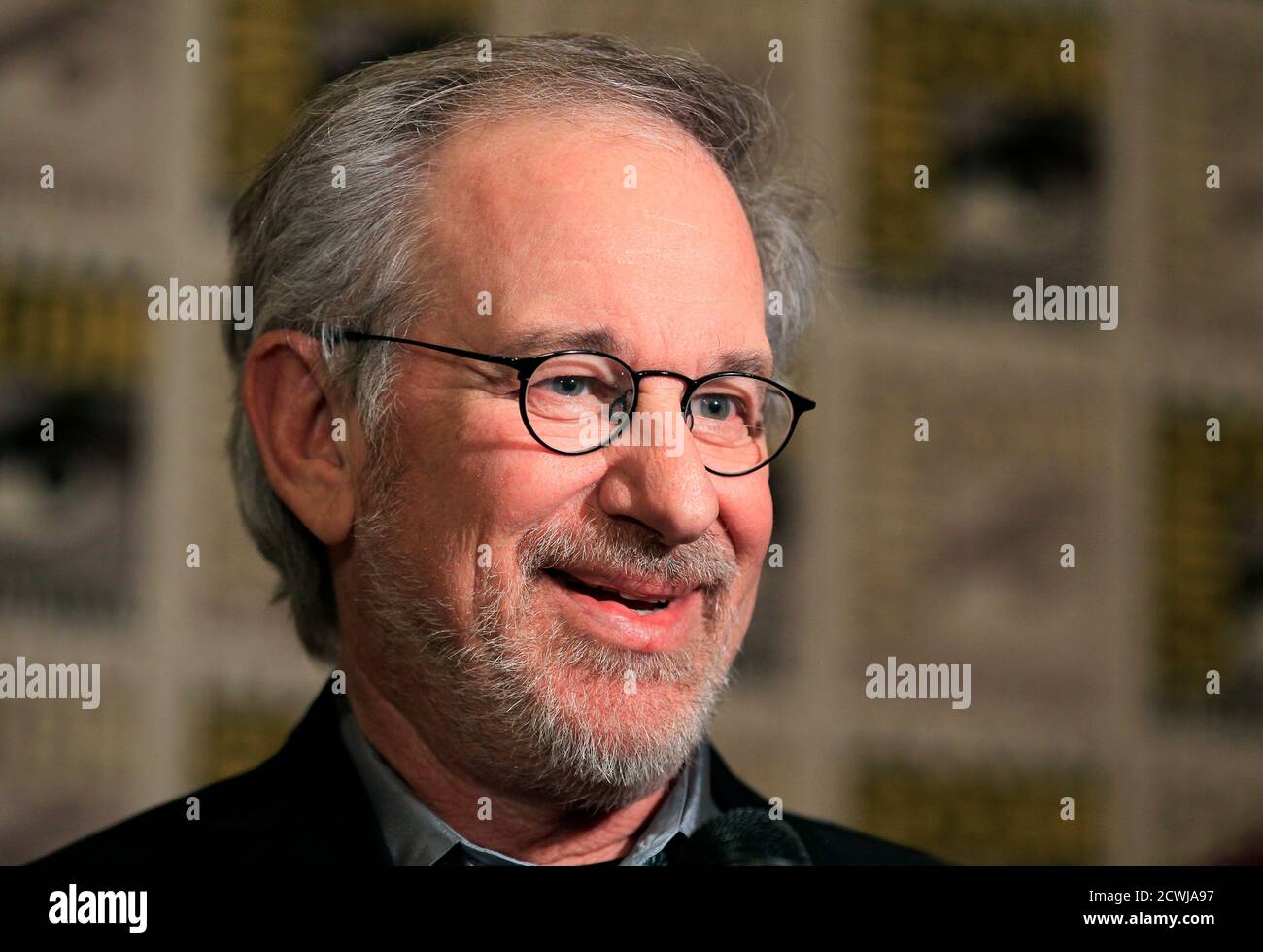 Le réalisateur Steven Spielberg fait sa première apparition à Comic con pour promouvoir son prochain film « The Adventures of Tin » lors de l'événement culturel pop à San Diego, Californie, le 22 juillet 2011. REUTERS/Mike Blake (ETATS-UNIS - Tags: PROFIL DE LA SOCIÉTÉ DE DIVERTISSEMENT) Banque D'Images