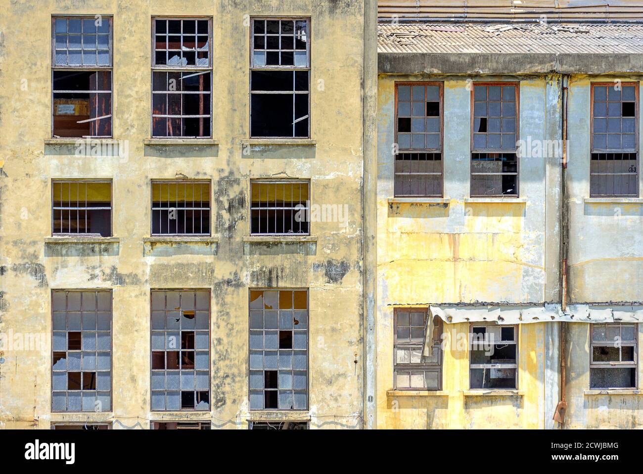 Modèle de fenêtre de bâtiment ancien et abandonné avec des panneaux de fenêtres brisés. Usine abandonnée avec beau design de fenêtre. Banque D'Images