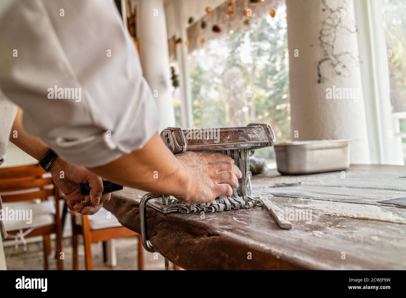 Chef cuisant des pâtes maison fraîches Banque D'Images