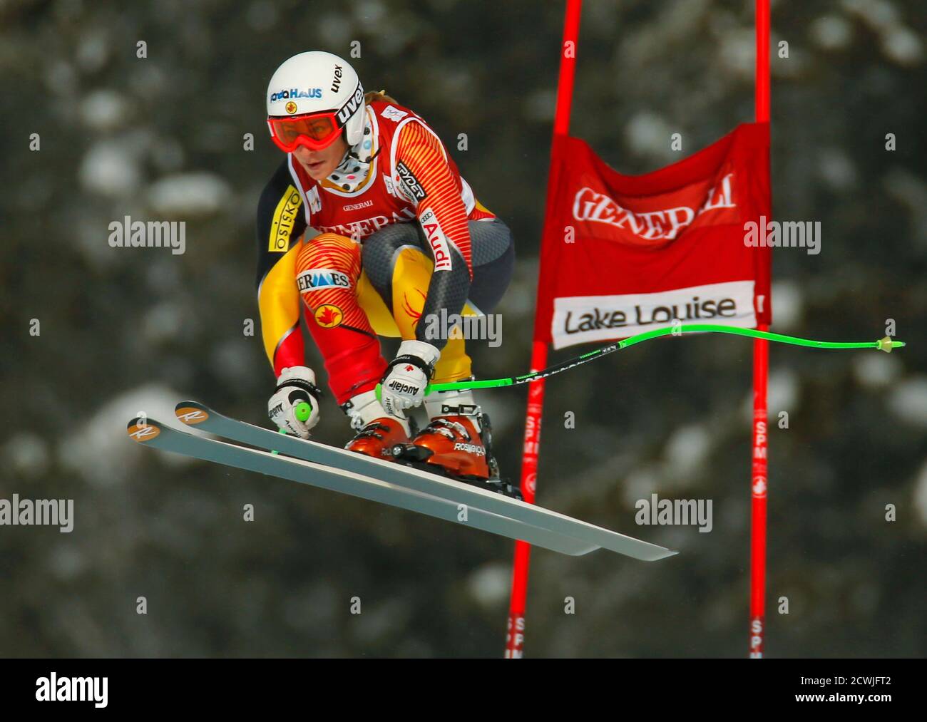 Larisa Yurkiw du Canada prend l'air pendant l'entraînement de ski alpin pour la coupe du monde féminine de descente à Lake Louise, en Alberta, le 27 novembre 2012. REUTERS/Mike Blake (CANADA - Tags: SKI DE SPORT) Banque D'Images
