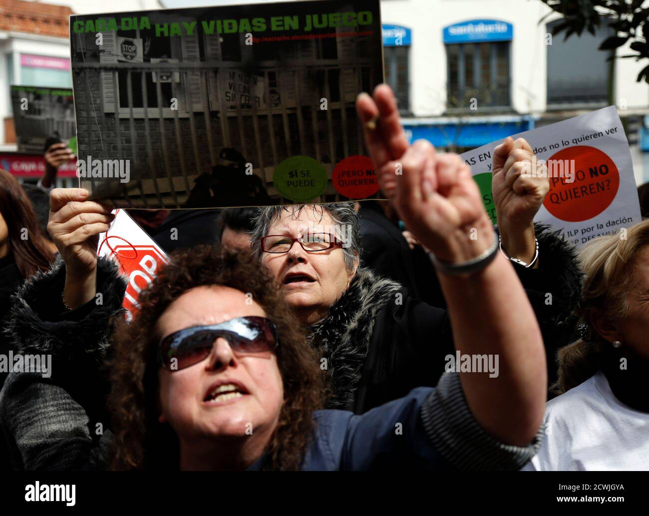 Les membres de la plate-forme pour les victimes d'hypothèques (PAH) ont  criés des slogans lors d'une manifestation à Madrid le 3 avril 2013. Les  manifestants espagnols qui cherchent à arrêter une vague