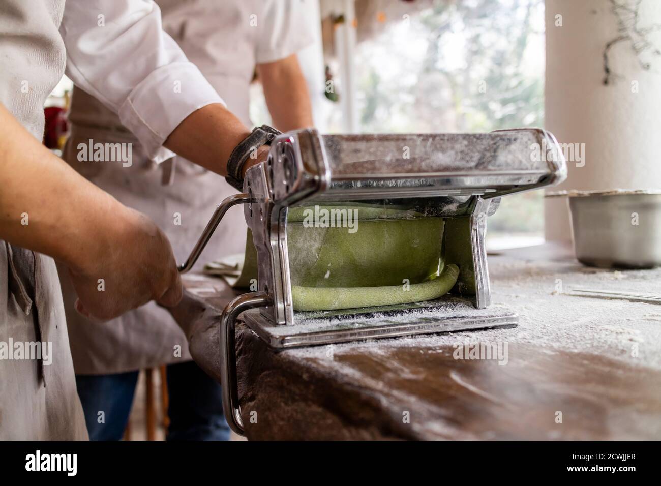 Chef cuisant des pâtes maison fraîches Banque D'Images