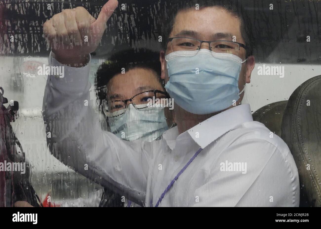 Pékin, Chine. 16 septembre 2020. Un membre d'une équipe de soutien au test des acides nucléiques sur le continent vient en aide aux résidents de Hong Kong dans un autobus situé à Hong Kong, dans le sud de la Chine, le 16 septembre 2020. Crédit : Wang Shen/Xinhua/Alay Live News Banque D'Images