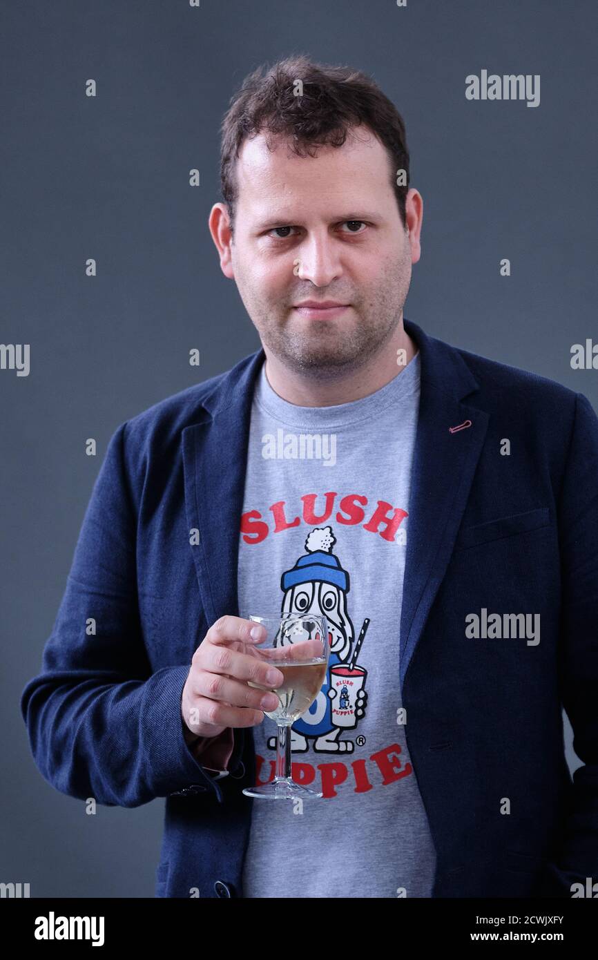 Adam Kay, auteur et comédien britannique, assiste à un photocall lors du Festival international du livre d'Édimbourg 2018 Banque D'Images