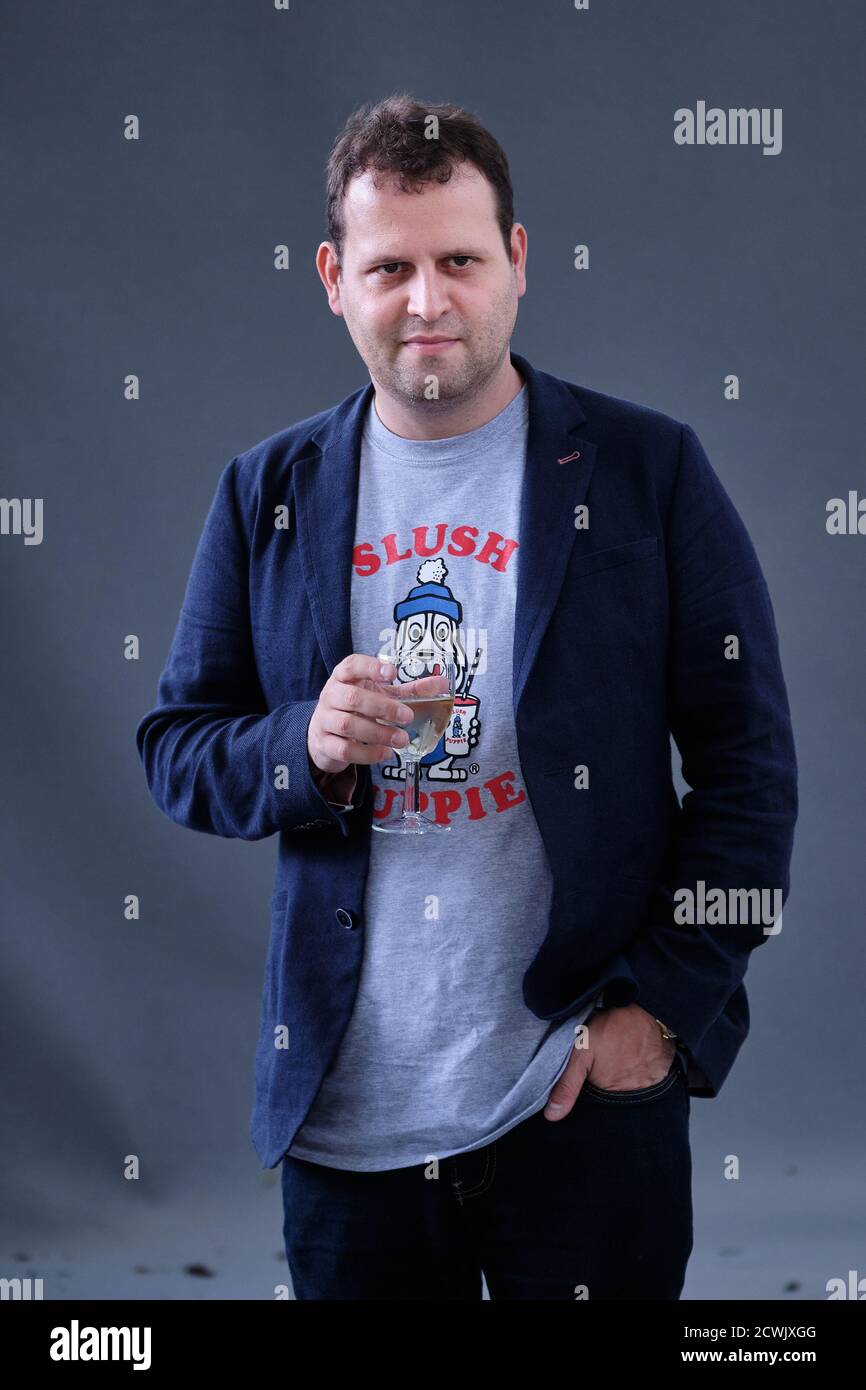 Adam Kay, auteur et comédien britannique, assiste à un photocall lors du Festival international du livre d'Édimbourg 2018 Banque D'Images