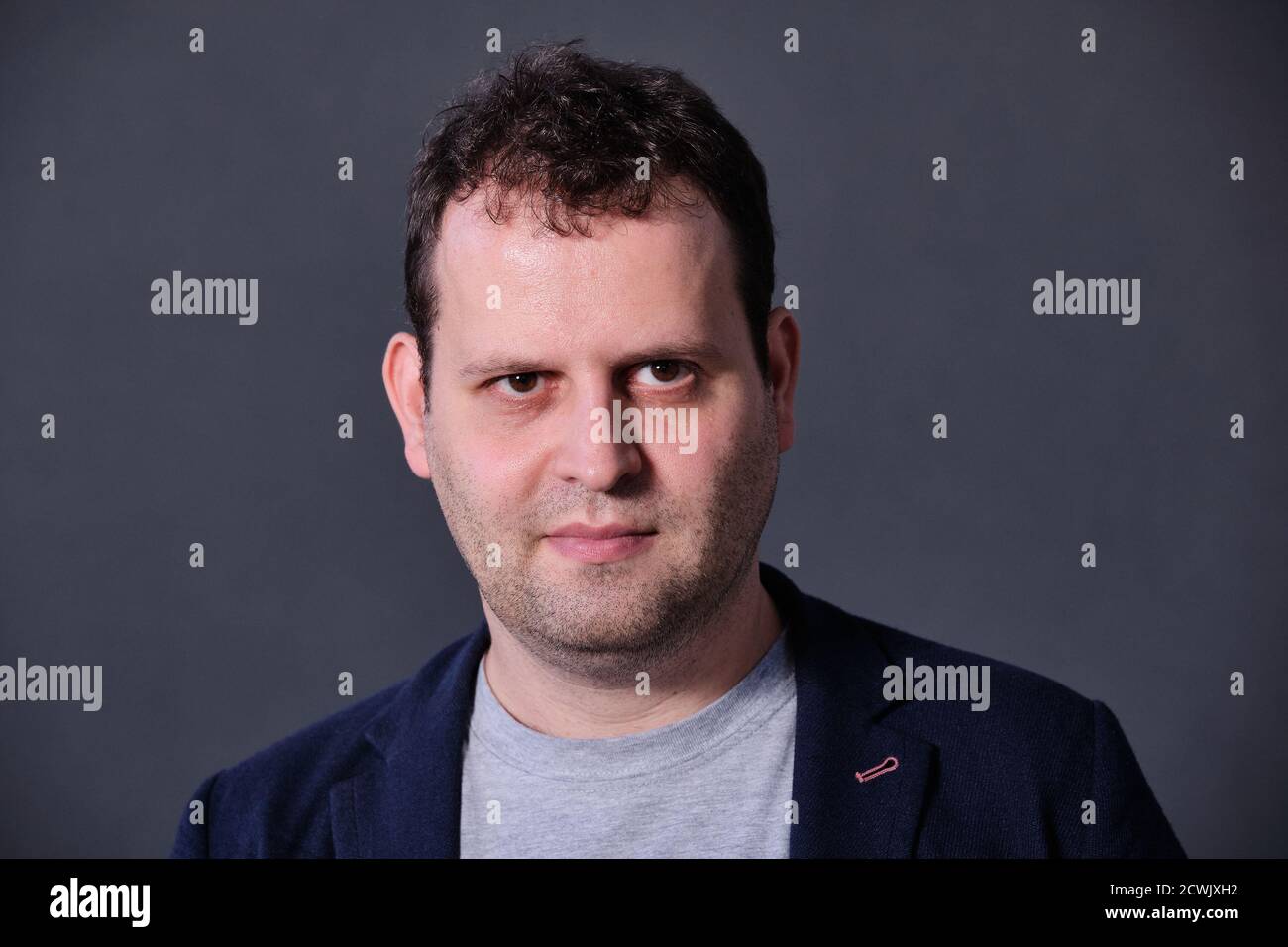 Adam Kay, auteur et comédien britannique, assiste à un photocall lors du Festival international du livre d'Édimbourg 2018 Banque D'Images