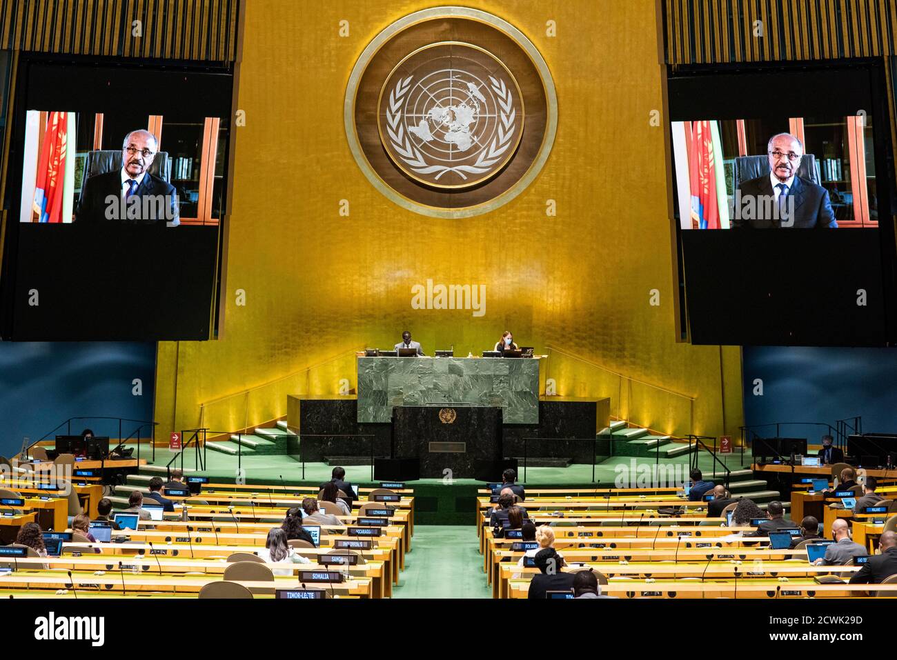 (200930) -- NATIONS UNIES, le 30 septembre 2020 (Xinhua) -- le ministre des Affaires étrangères de l'Érythrée, Osman Saleh (sur les écrans), s'adresse au débat général de la 75e session de l'Assemblée générale des Nations Unies au siège de l'ONU à New York, le 29 septembre 2020. Le débat général de la 75e session de l'Assemblée générale des Nations Unies (AGNU 75), mardi, a abaissé le rideau au siège des Nations Unies à New York sur une note positive, la grande majorité des dirigeants mondiaux et des représentants nationaux exprimant un fort soutien au multilatéralisme et aux Nations Unies. (Photo ONU/Rick Bajornas/document via Xinhua) Banque D'Images