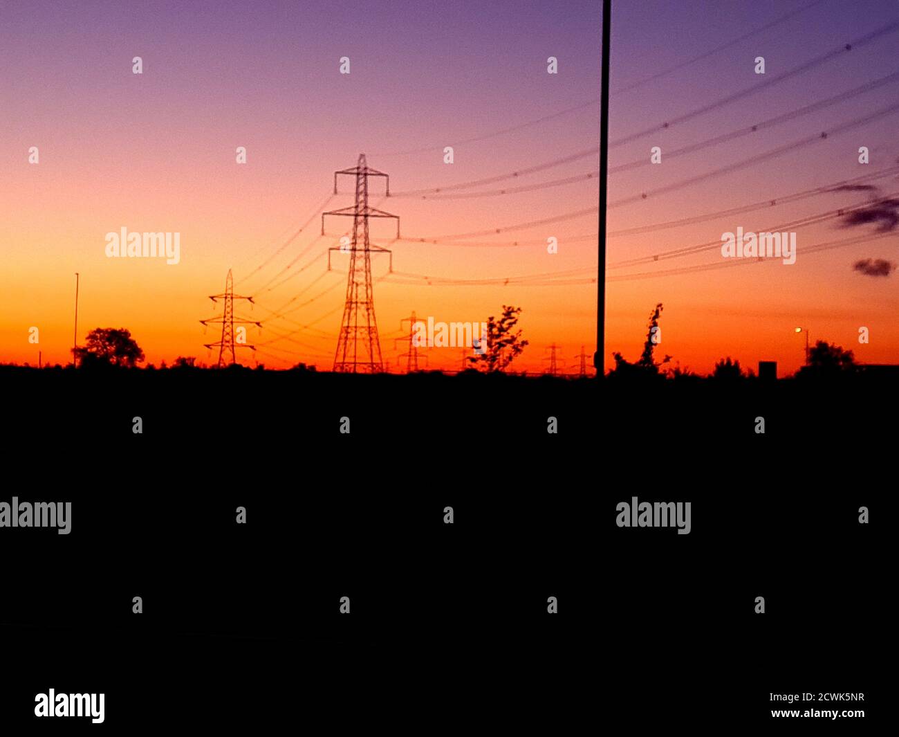 Tour électrique contre le soleil Banque D'Images