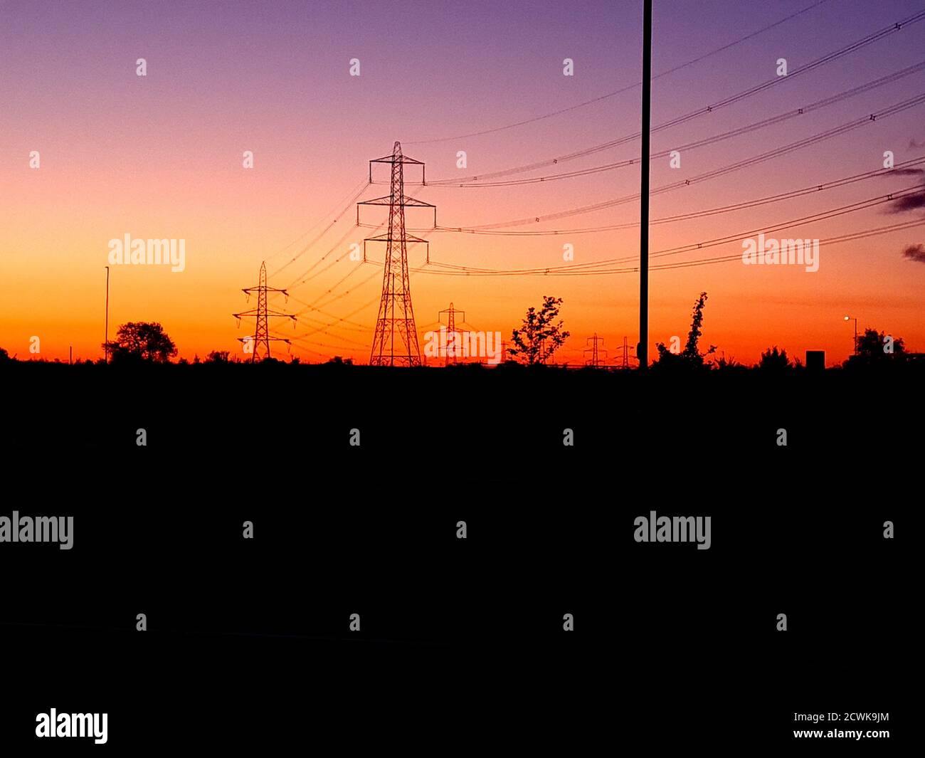 Tour électrique contre le soleil Banque D'Images