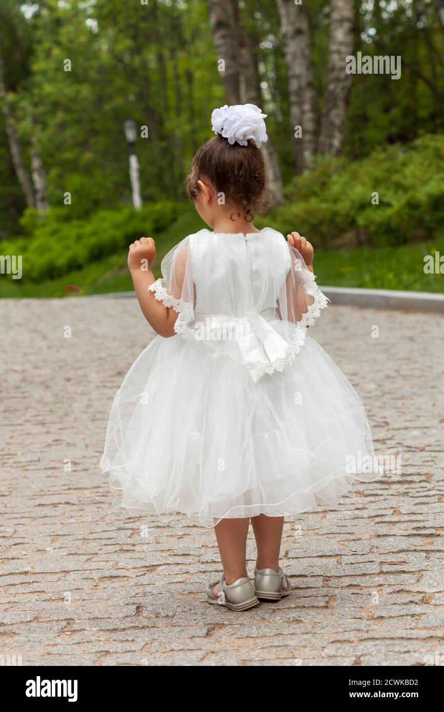 Une petite fille dans une robe blanche de la mariée dans la nature Photo  Stock - Alamy