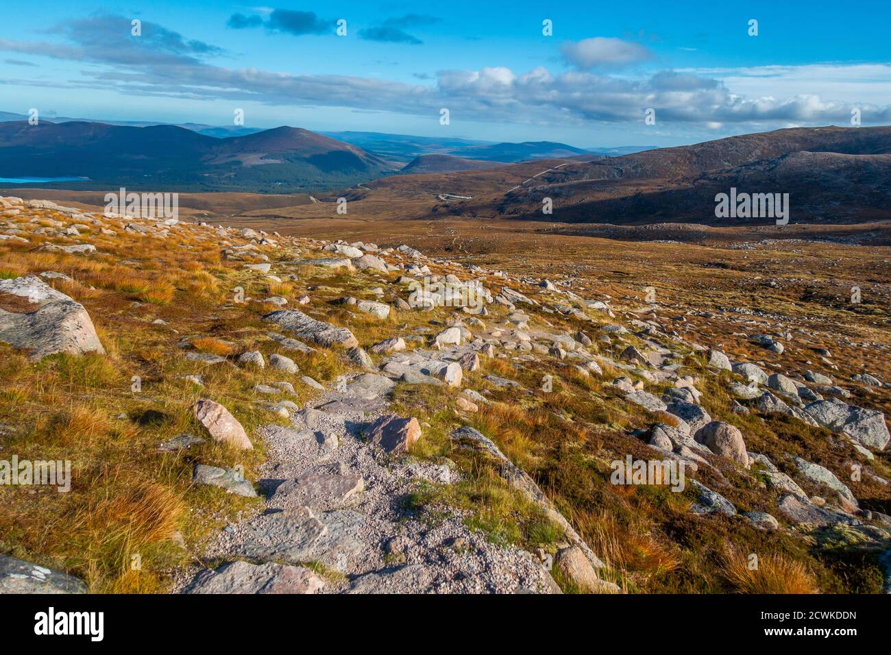 Le chemin de la montagne Ben Macdui, le deuxième plus haut sommet du Royaume-Uni, se dirigeant vers le centre de ski de Cairngorm à Aviemore, en Écosse, au Royaume-Uni Banque D'Images