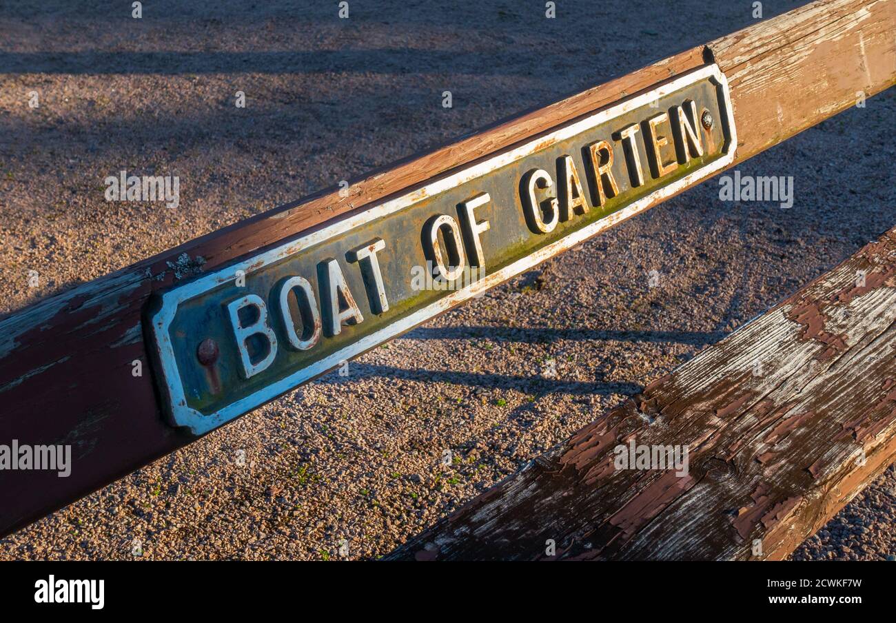 Un panneau sur un banc à la gare dans le petit village de Boat of Garten à Badenoch et Strathspey dans les Highlands d'Écosse, Royaume-Uni Banque D'Images