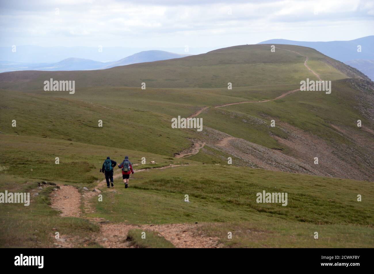 Deux hommes marchant sur Summit Path sur le Wainwright 'Grasmoor' dans le parc national de Lake District, Cumbria. ROYAUME-UNI. Banque D'Images
