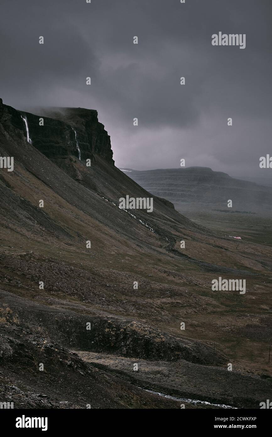 Le paysage montagneux sombre et sombre des Westfjords, dans le nord-ouest de l'Islande, est sombre et sombre. Banque D'Images