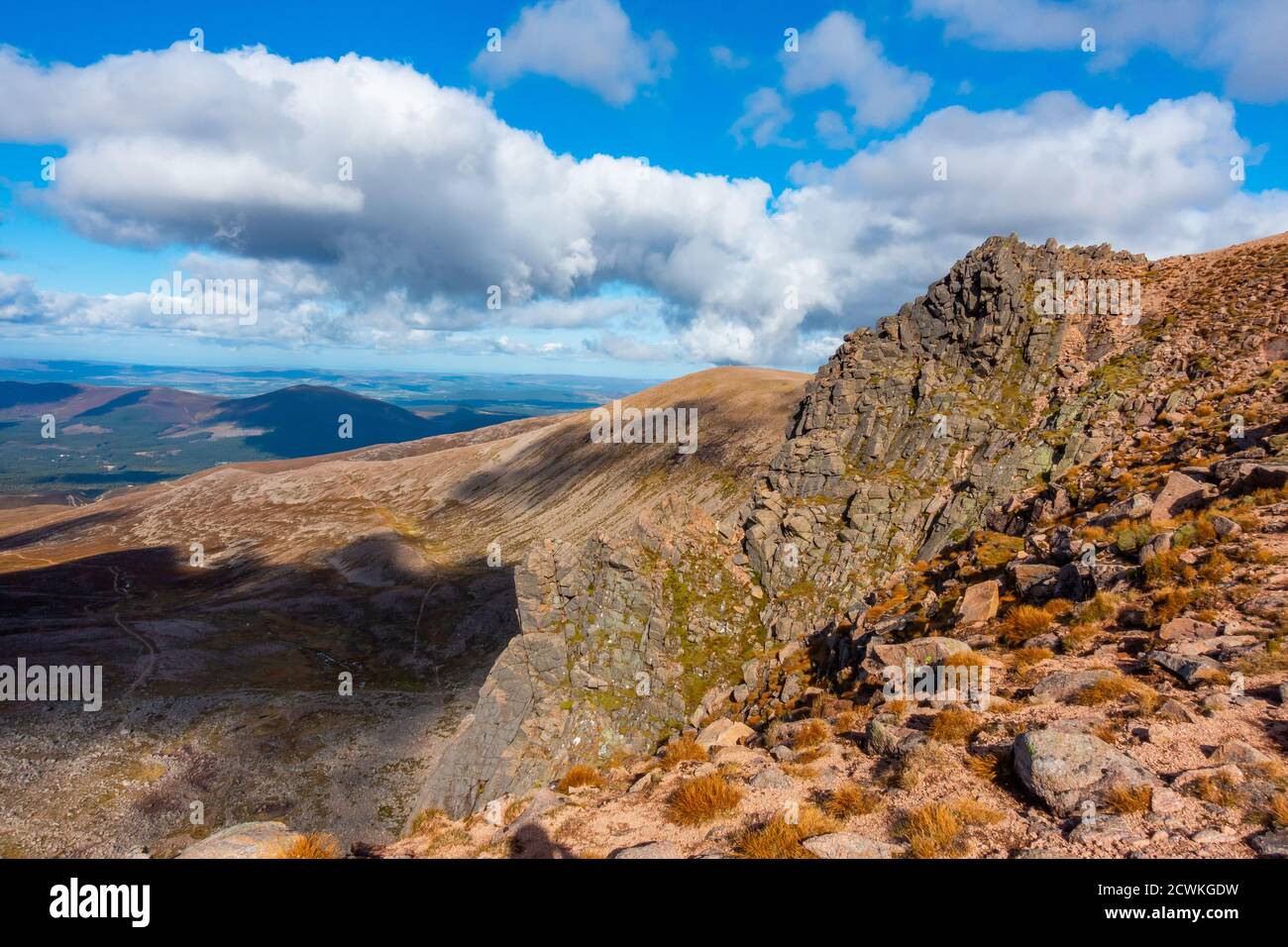 Certaines des falaises et des corries à côté du chemin de la montagne de Cairn Gorm, un munro près de la station de ski de Cairngorm à Aviemore, Écosse, Royaume-Uni Banque D'Images