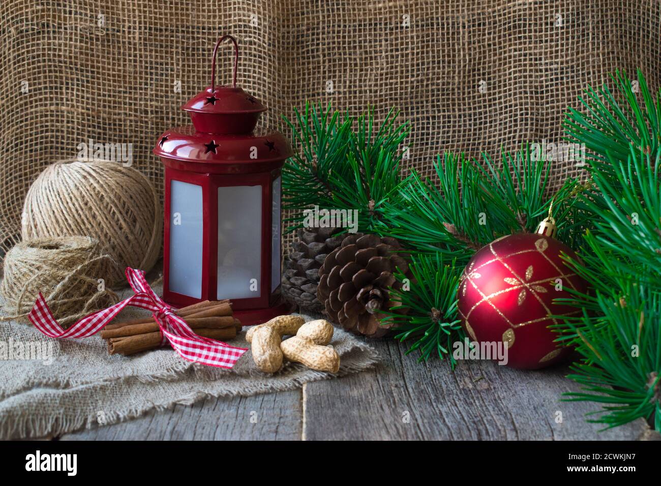 Composition de Noël sur fond de bois. Lanterne et branche de sapin avec boule Banque D'Images