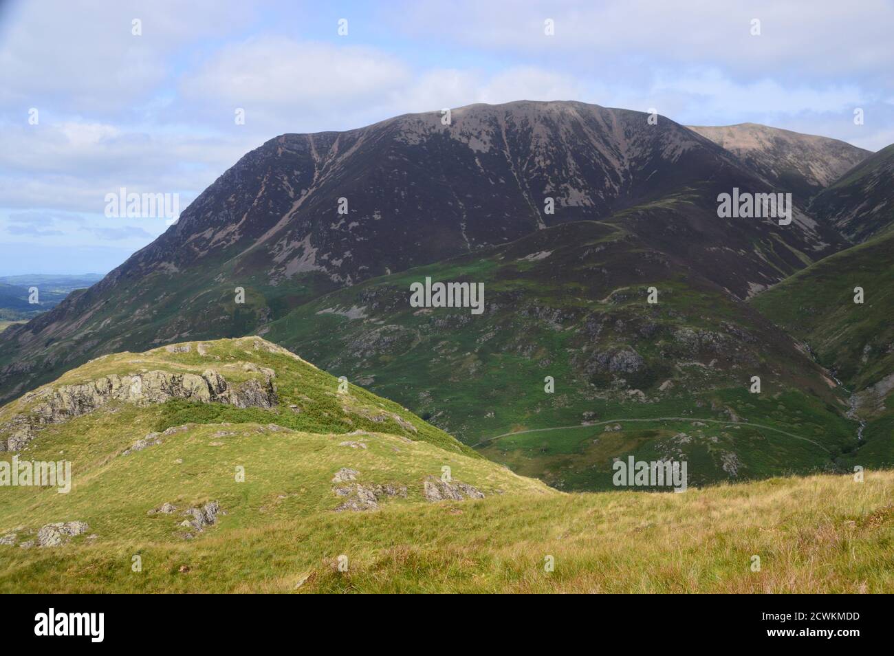 The Wainwright Grasmoor from the Top of Rannerdale Knotts, dans le parc national Lake District, Cumbria, Angleterre, Royaume-Uni. Banque D'Images