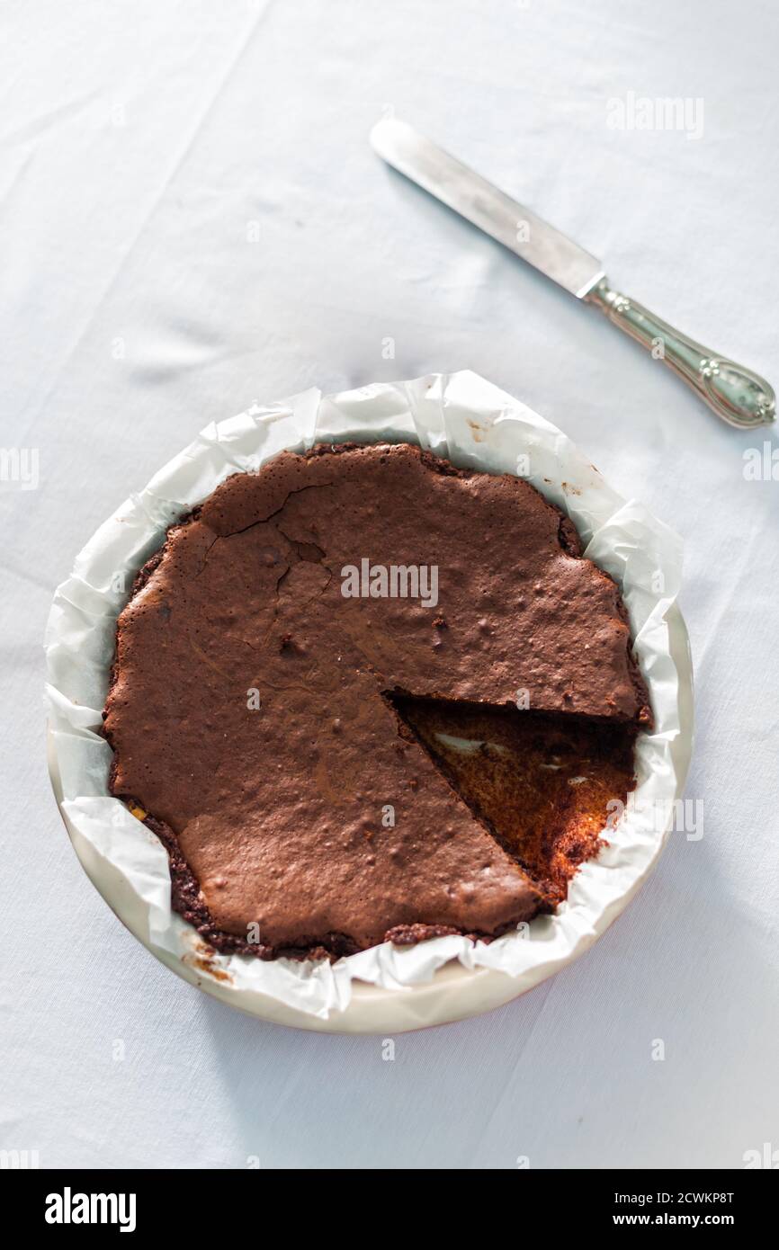 Gâteau au chocolat fait à la main sur fond de table Banque D'Images