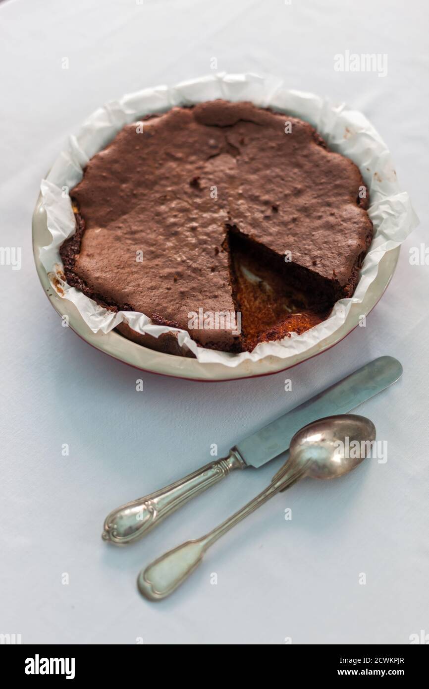 Gâteau au chocolat fait à la main sur fond de table Banque D'Images