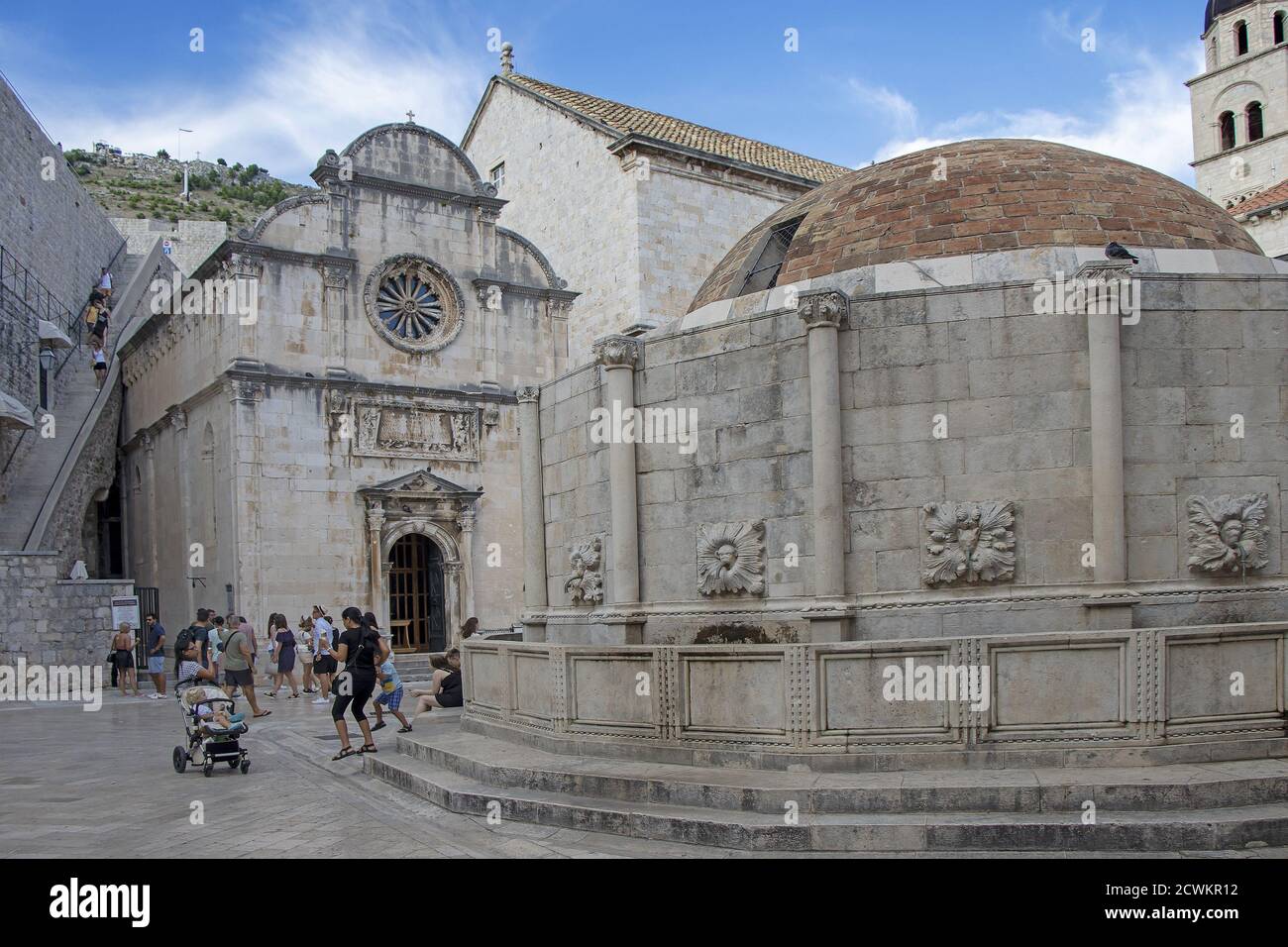 Dubrovnik, Croatie - 01 septembre 2020 : beaucoup de touristes près de la grande fontaine Onfrio avec de l'eau Banque D'Images