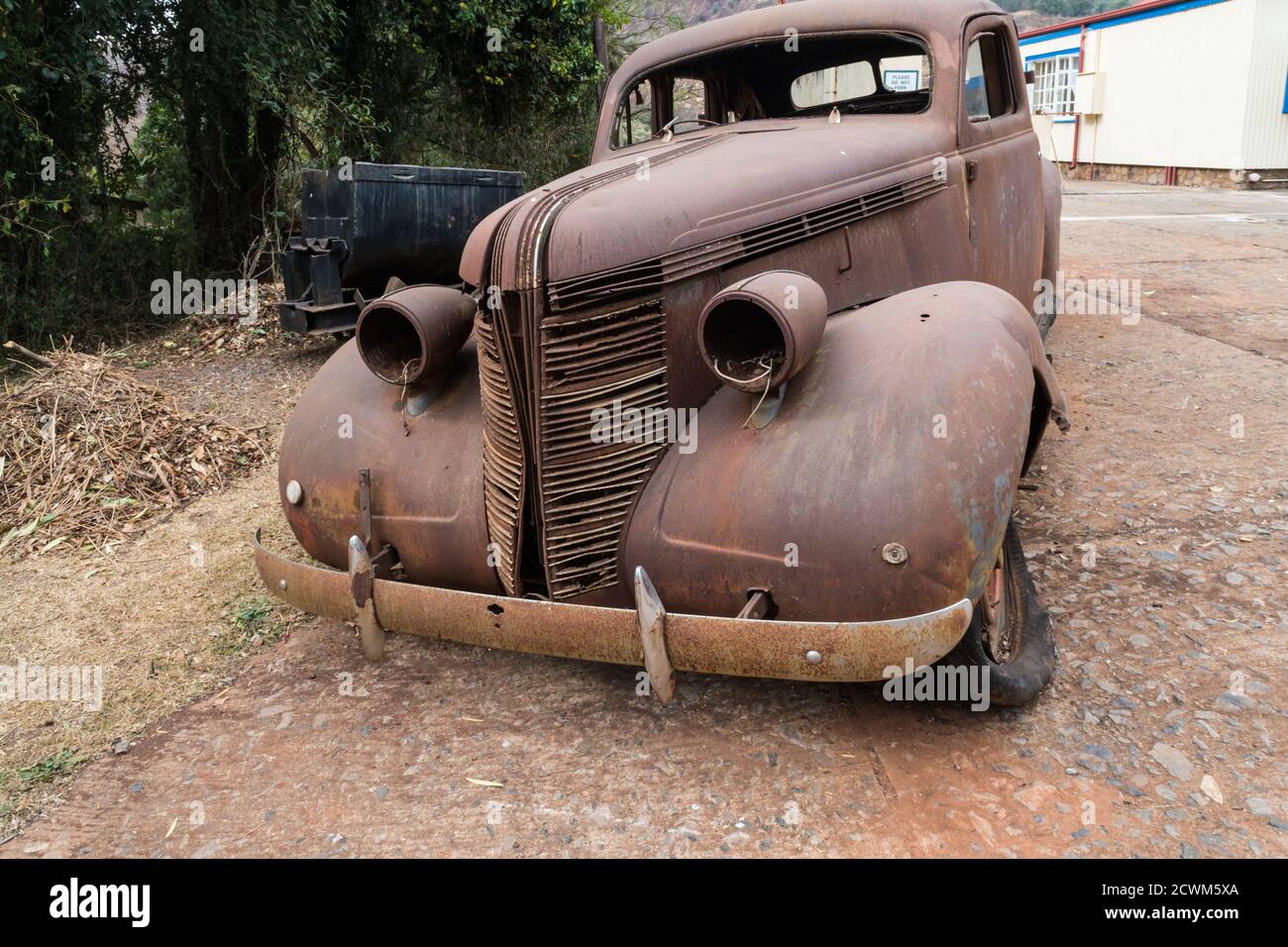 Ancienne épave de jalopy rouillée d'époque en plein air dans une rue de Pilgrims Rest, Afrique du Sud Banque D'Images Ancienne épave de jalopy rouillée d'époque en plein air dans une rue de Pilgrims Rest, Afrique du Sud Banque D'Images