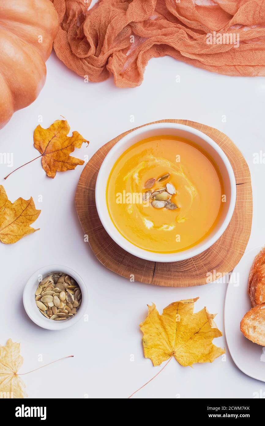 Un bol de soupe de potiron maison délice avec de la crème le fond blanc Banque D'Images