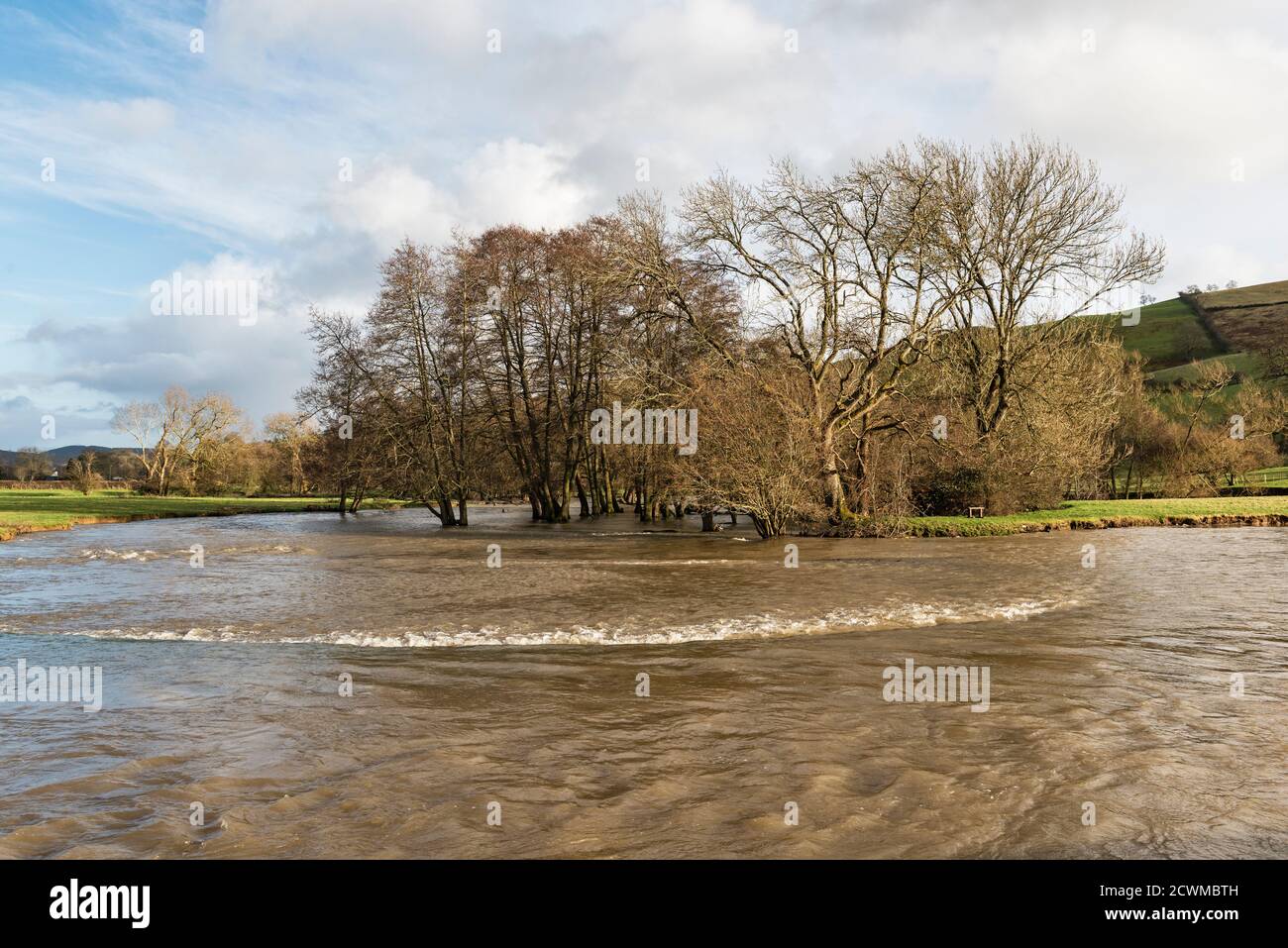 Une vue sur la rivière inondée Lugg à Discoed, Powys, pays de Galles, Royaume-Uni, après la tempête Dennis au début de 2020 Banque D'Images
