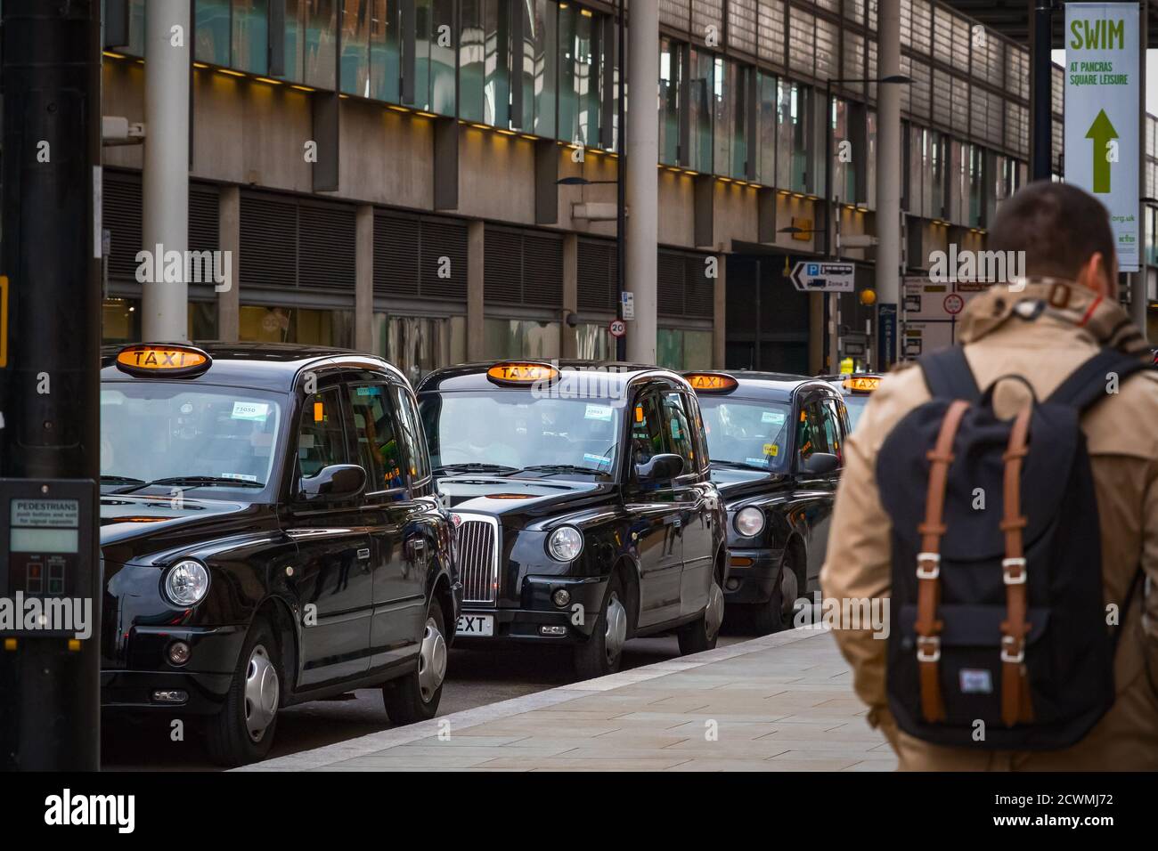 Londres, Royaume-Uni - 2 février 2020 - les taxis noirs de Londres font la queue au poste de taxis pour les clients devant la gare de Kings Cross Banque D'Images
