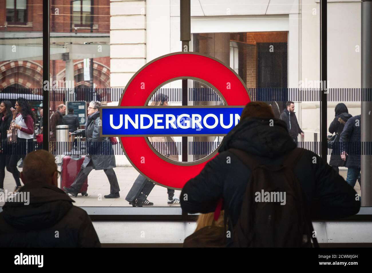 Londres, Royaume-Uni - 2 février 2020 - panneau de métro de Londres à la station de métro King's Cross St Pancras avec les touristes passant Banque D'Images