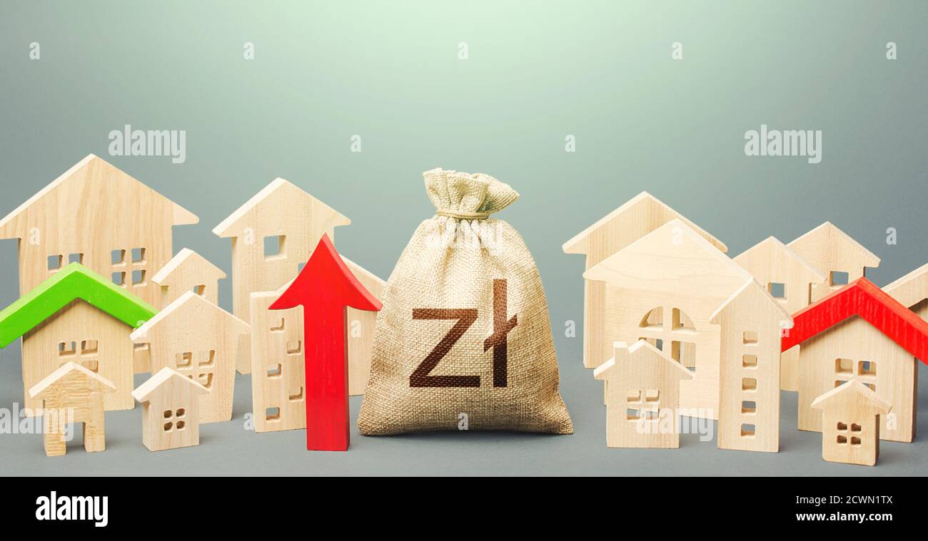 Un sac d'argent zloty polonais et une ville de personnages de maison et une flèche rouge vers le haut. Reprise et croissance des prix de l'immobilier, forte demande. Croissance des loyers. Investissements. Po Banque D'Images