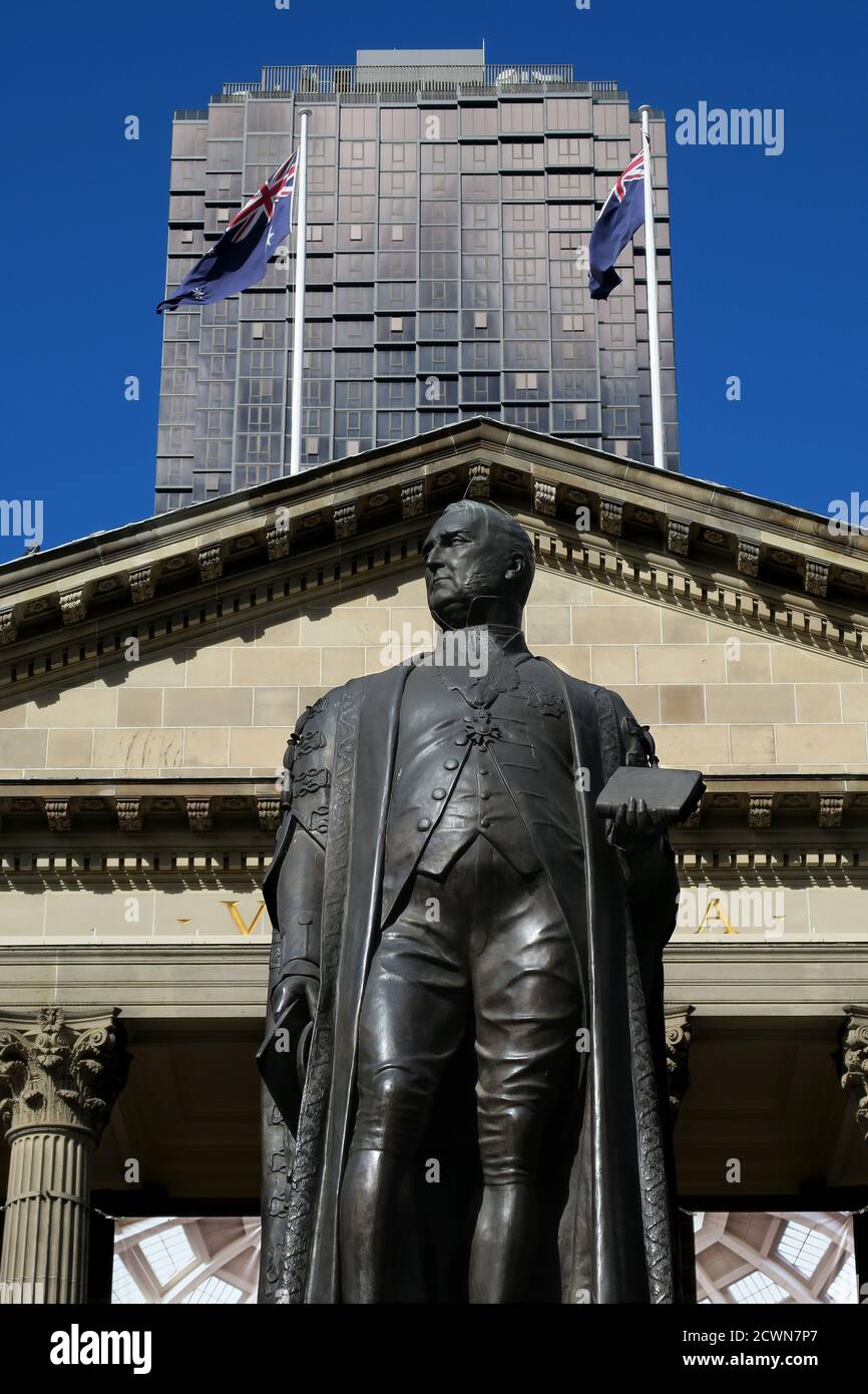 Melbourne Australie : Bibliothèque nationale de Victoria à Melbourne avec statue de Redman Barry . Banque D'Images