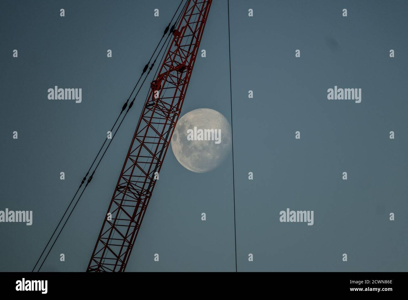 Construction : la Lune s'élève derrière une grue à Melbourne en Australie . Banque D'Images