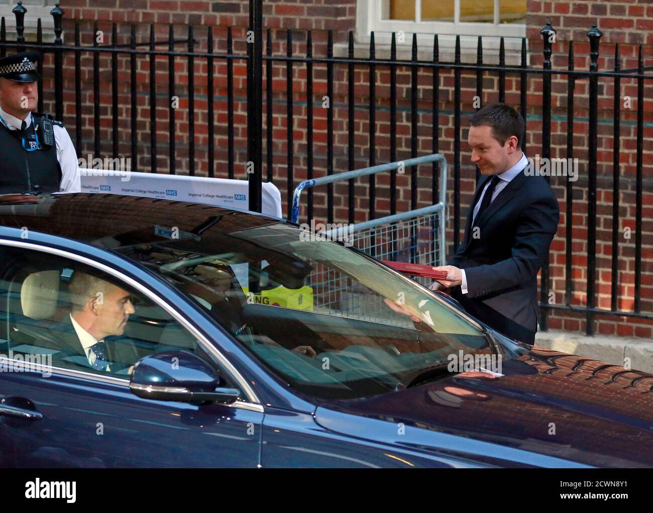 Ed Perkins Of Kensington Palace Hands Over The Official Birth Notice To A Waiting Driver To Take To Buckingham Palace Outside The Lindo Wing Of St Mary S Hospital After Catherine Duchess Of