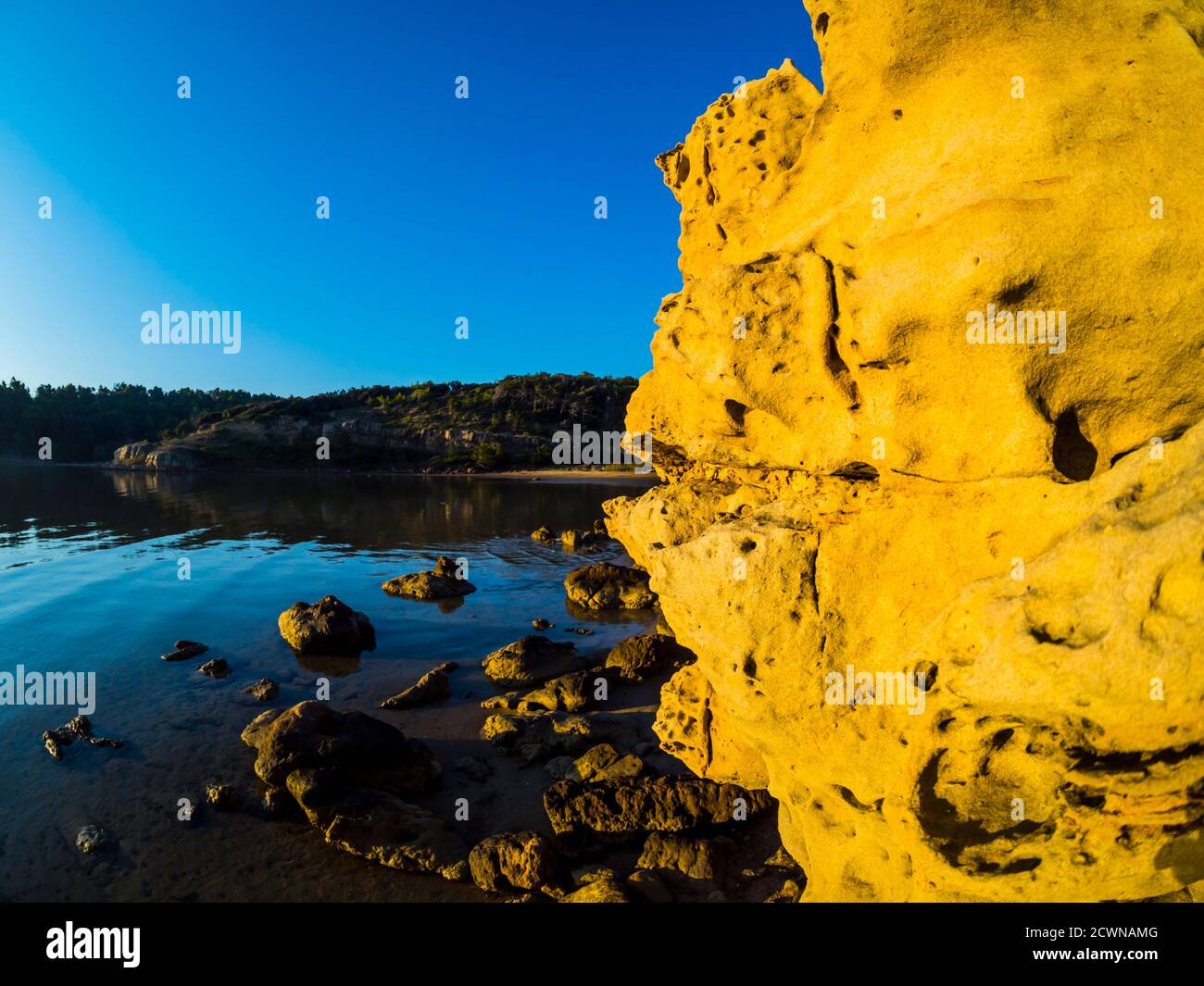 Marles tertiaires et grès de la plage de Lopar sur Rab île Croatie l'Europe comme l'or mur d'or Banque D'Images