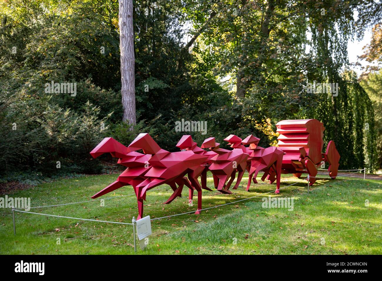 Une œuvre de l'artiste Xavier Veilhan, appelée « le Carrosse » dans le domaine de Waddesden Manor, Buckinghamshire, Royaume-Uni Banque D'Images