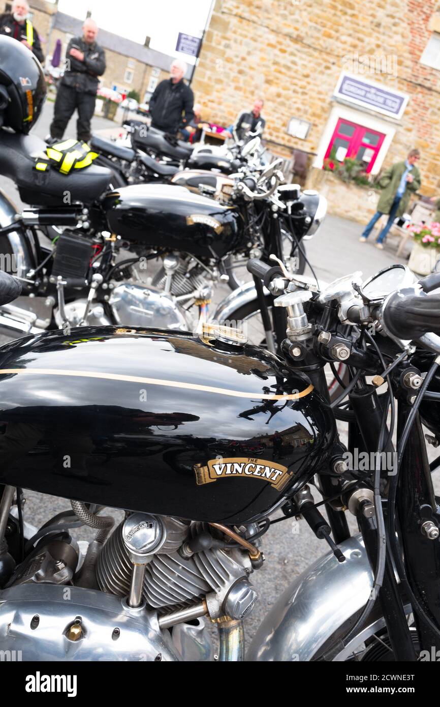 Des motos classiques de Vincent britannique sont en démonstration sur la place du village de Masham, Yorkshire Dales, Angleterre. Banque D'Images