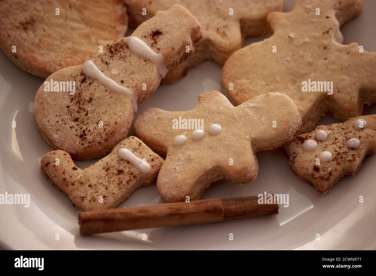 Petits gâteaux de Noël prêts à être dégusterés en famille Banque D'Images