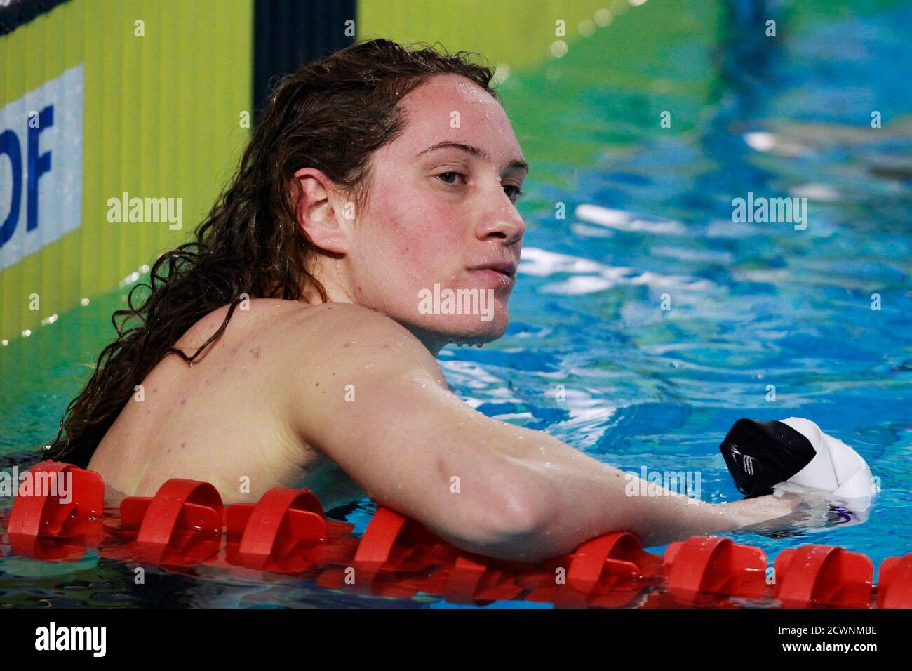 Camille Muffat en France célèbre après avoir remporté la demi-finale libre  de 200 mètres de sa femme et se qualifier pour les Jeux Olympiques de  Londres 2012 aux Championnats de natation de